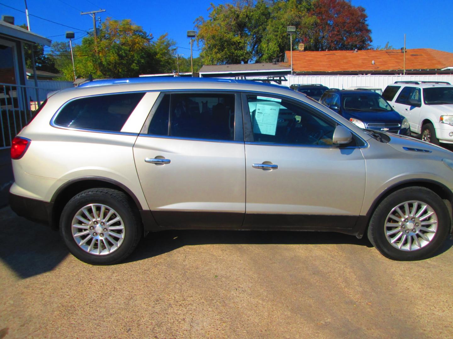 2012 GOLD Buick Enclave Leather AWD (5GAKVCED6CJ) with an 3.6L V6 DOHC 24V engine, 6-Speed Automatic Overdrive transmission, located at 1815 NE 28th St., Fort Worth, TX, 76106, (817) 625-6251, 32.795582, -97.333069 - Photo#3